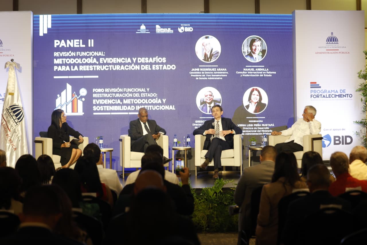 Panel del foro sobre Reestructuración del Estado